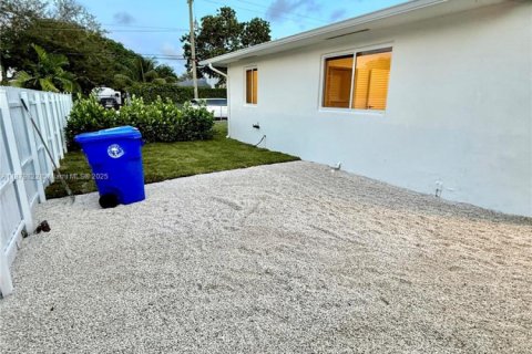 House in Miami, Florida 2 bedrooms, 69.68 sq.m. № 1921557 - photo 10