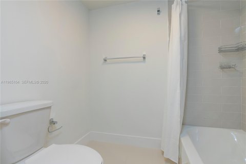 Condominio en alquiler en Miami, Florida, 2 dormitorios, 82.96 m2 № 2026485 - foto 9