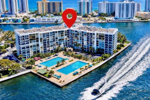 Condo à Hallandale Beach, Floride, 2 chambres  № 2079680