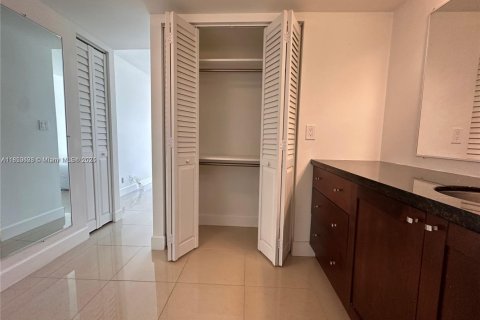 Condo in Aventura, Florida, 1 bedroom  № 1856887 - photo 11