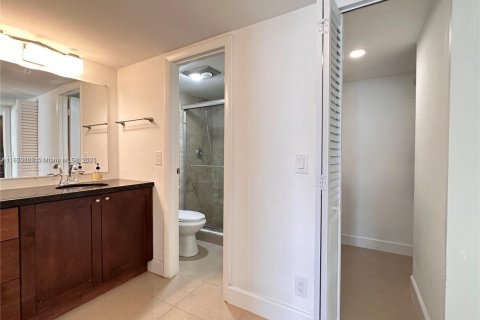 Condo in Aventura, Florida, 1 bedroom  № 1856887 - photo 9