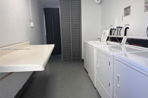 Condo in Aventura, Florida, 1 bedroom  № 1856887 - photo 15