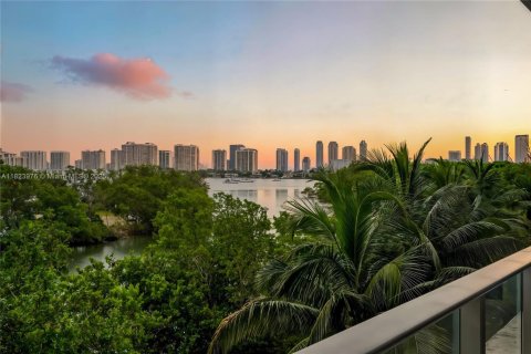 Condo in North Miami Beach, Florida, 3 bedrooms  № 1818144 - photo 1