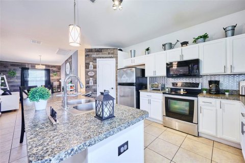 House in Dundee, Florida 4 bedrooms, 160.72 sq.m. № 1732708 - photo 2