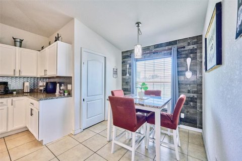 House in Dundee, Florida 4 bedrooms, 160.72 sq.m. № 1732708 - photo 22