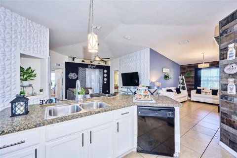 House in Dundee, Florida 4 bedrooms, 160.72 sq.m. № 1732708 - photo 19