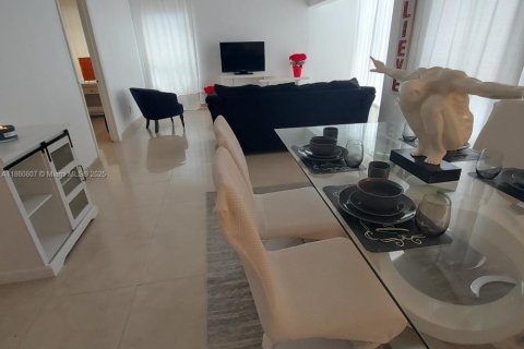 Condo in Miami Beach, Florida, 1 bedroom  № 1977309 - photo 15