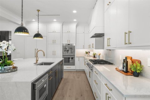 Casa en alquiler en Tampa, Florida, 5 dormitorios, 522.2 m2 № 1912805 - foto 9