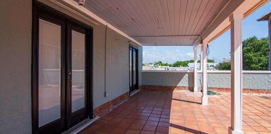 Propiedad comercial en Fort Pierce, Florida № 786943