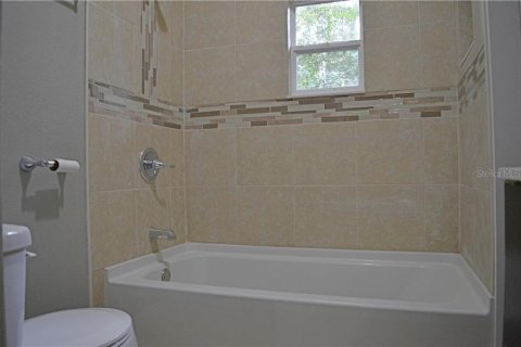 House in DeLand, Florida 4 bedrooms, 121.33 sq.m. № 1301302 - photo 7