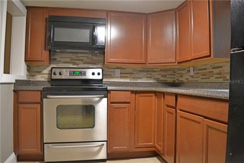 House in DeLand, Florida 4 bedrooms, 121.33 sq.m. № 1301302 - photo 3