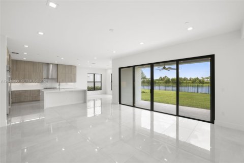 House in Palm Beach Gardens, Florida 5 bedrooms, 488.67 sq.m. № 2186140 - photo 14