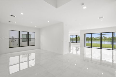House in Palm Beach Gardens, Florida 5 bedrooms, 488.67 sq.m. № 2186140 - photo 10