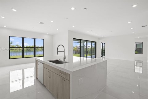 House in Palm Beach Gardens, Florida 5 bedrooms, 488.67 sq.m. № 2186140 - photo 23