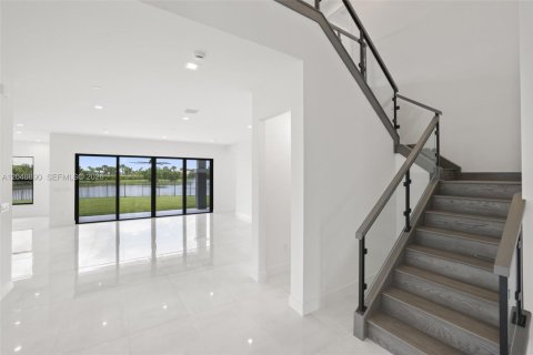 House in Palm Beach Gardens, Florida 5 bedrooms, 488.67 sq.m. № 2186140 - photo 6