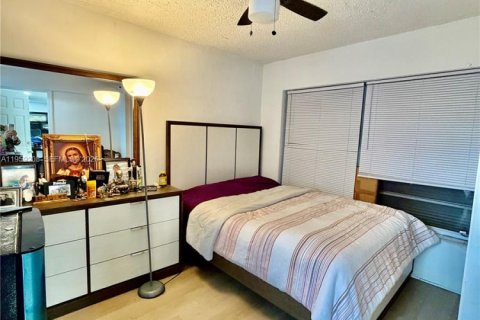 House in Oakland Park, Florida 3 bedrooms, 117.43 sq.m. № 2018084 - photo 13