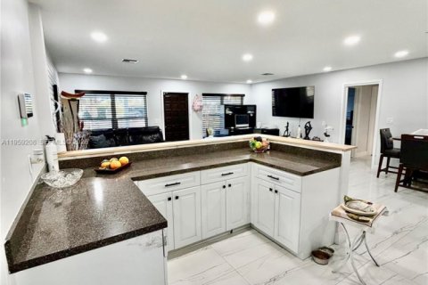 House in Oakland Park, Florida 3 bedrooms, 117.43 sq.m. № 2018084 - photo 4