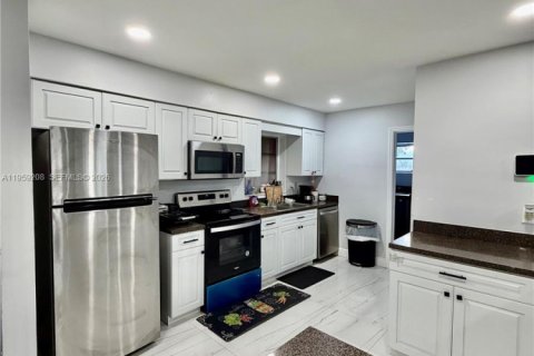 House in Oakland Park, Florida 3 bedrooms, 117.43 sq.m. № 2018084 - photo 6