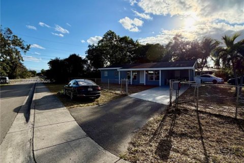 House in Oakland Park, Florida 3 bedrooms, 117.43 sq.m. № 2018084
