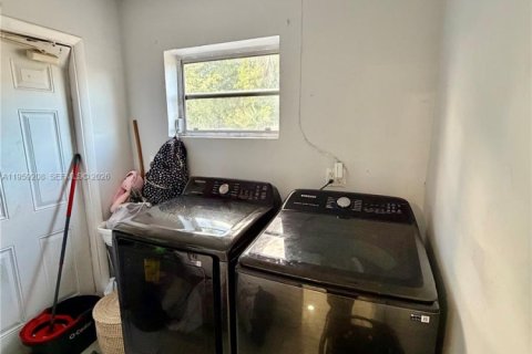 House in Oakland Park, Florida 3 bedrooms, 117.43 sq.m. № 2018084 - photo 15