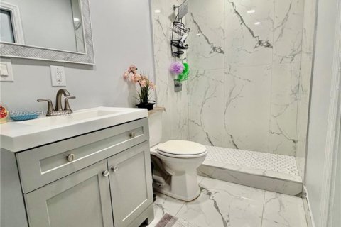 House in Oakland Park, Florida 3 bedrooms, 117.43 sq.m. № 2018084 - photo 11