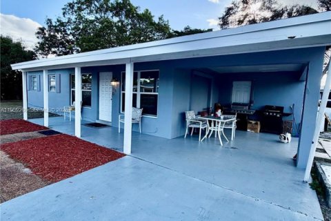 House in Oakland Park, Florida 3 bedrooms, 117.43 sq.m. № 2018084 - photo 2