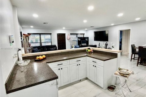 House in Oakland Park, Florida 3 bedrooms, 117.43 sq.m. № 2018084 - photo 5