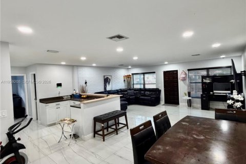 House in Oakland Park, Florida 3 bedrooms, 117.43 sq.m. № 2018084 - photo 7