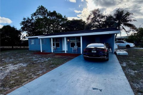 House in Oakland Park, Florida 3 bedrooms, 117.43 sq.m. № 2018084 - photo 14