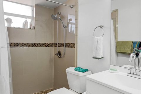 Condo in Miami, Florida, 2 bedrooms № 1969777 - photo 8