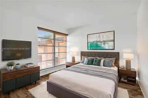 Condo in Miami, Florida, 2 bedrooms № 1969777 - photo 2
