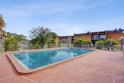 Condo in Miami, Florida, 2 bedrooms № 1969777 - photo 18