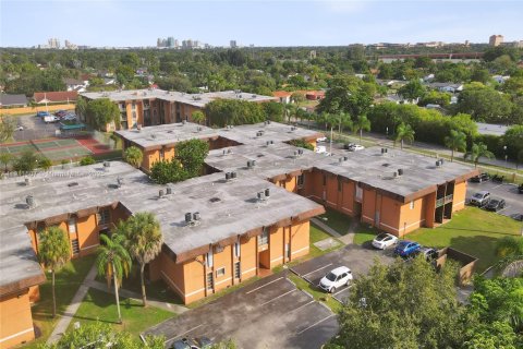 Condo in Miami, Florida, 2 bedrooms № 1969777 - photo 14