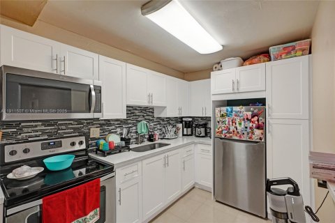 Condo in Miami, Florida, 2 bedrooms № 1969777 - photo 6