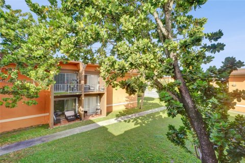 Condo in Miami, Florida, 2 bedrooms № 1969777 - photo 11