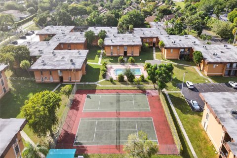 Condo in Miami, Florida, 2 bedrooms № 1969777 - photo 20