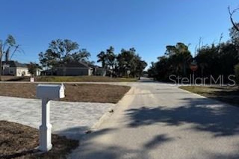 Commercial property in Port Charlotte, Florida 6 bedrooms, 215.9 sq.m. № 2124244 - photo 1