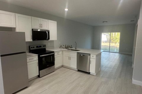 Commercial property in Port Charlotte, Florida 6 bedrooms, 215.9 sq.m. № 2124244 - photo 2