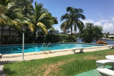 Condominio en alquiler en Hallandale Beach, Florida, 1 dormitorio, 46.45 m2 № 1162973 - foto 1