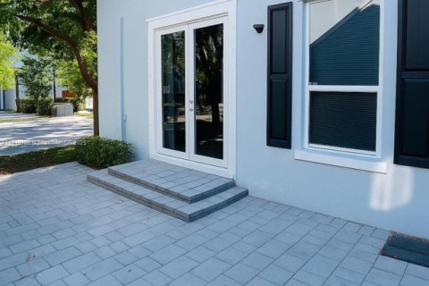 Townhouse in Miami, Florida 5 bedrooms, 214.79 sq.m. № 2013366 - photo 2