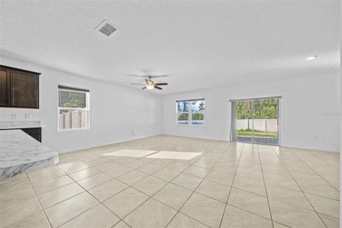 House in Palm Bay, Florida 4 bedrooms, 179.67 sq.m. № 1808361 - photo 3