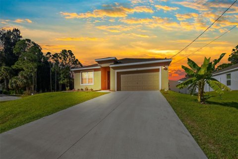 House in Palm Bay, Florida 4 bedrooms, 179.67 sq.m. № 1808361 - photo 1