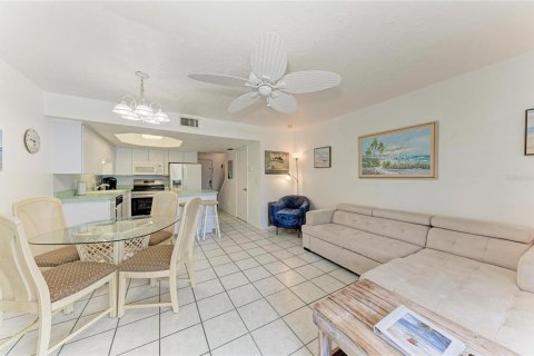 Condo in Holmes Beach, Florida, 2 bedrooms  № 2098674 - photo 13