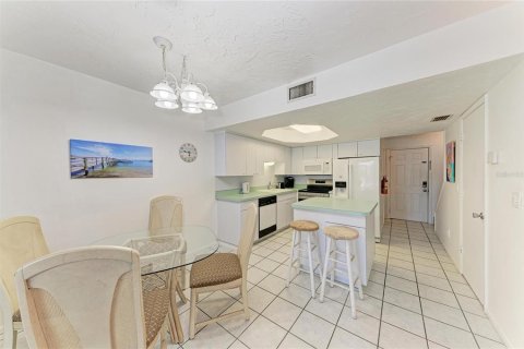Condo in Holmes Beach, Florida, 2 bedrooms  № 2098674 - photo 15