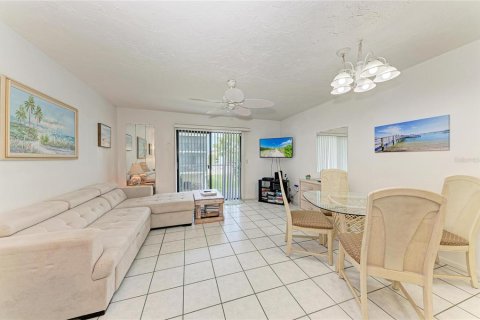 Condo in Holmes Beach, Florida, 2 bedrooms  № 2098674 - photo 10