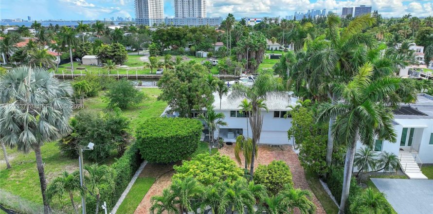 Villa ou maison à Miami, Floride 3 chambres, 312.89 m2 № 2078050