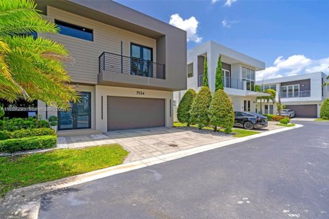 Villa ou maison à louer à Doral, Floride: 5 chambres, 289.2 m2 № 1986233 - photo 2
