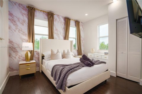 Casa en venta en Miami, Florida, 8 dormitorios, 411.19 m2 № 1968616 - foto 25