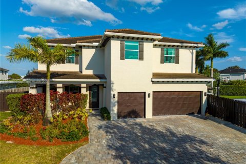 Casa en venta en Miami, Florida, 8 dormitorios, 411.19 m2 № 1968616 - foto 1