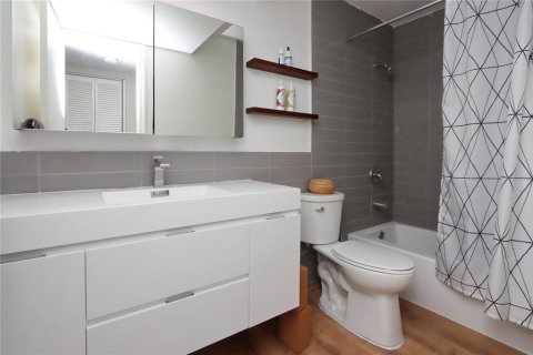Condo in Tampa, Florida, 2 bedrooms  № 2394406 - photo 8